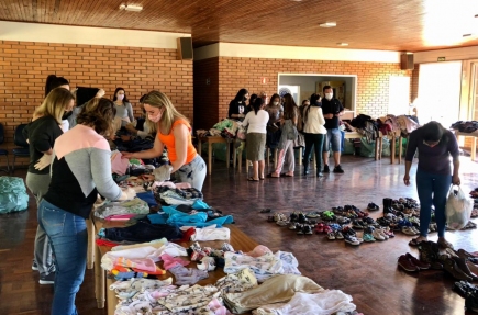 Entrega de roupas no bairro Villaggio.