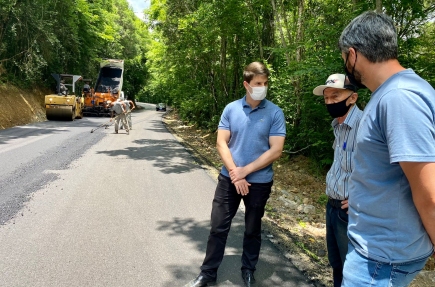 Prefeito acompanhou o andamento das obras com o secretrio de Obras, Lucas Carenhato.