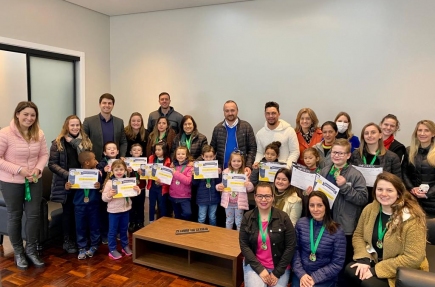 Estudantes receberam meno honrosa, medalha e camiseta da competio.