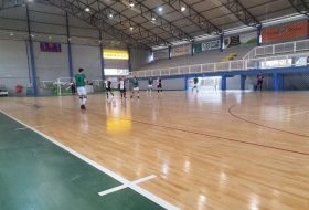 O jogo ser disputado sem a presena da torcida. 