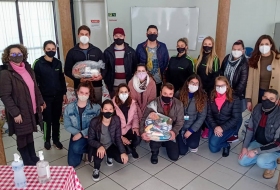 Entrega de cestas bsicas.