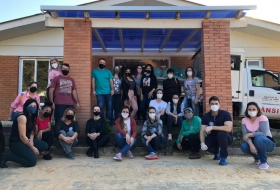 Entrega de roupas no bairro Villaggio.