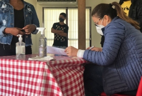Entrega de cestas bsicas.
