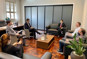 Defensor público Juliano Viali dos Santos foi recebido no gabinete do prefeito César Ulian. 